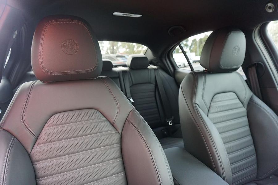 2025 Alfa Romeo Giulia Quadrifoglio Auto MY24 Photo 24