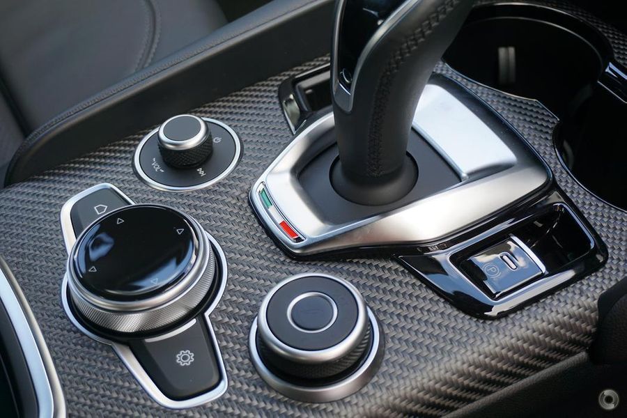 2025 Alfa Romeo Giulia Quadrifoglio Auto MY24 Photo 25